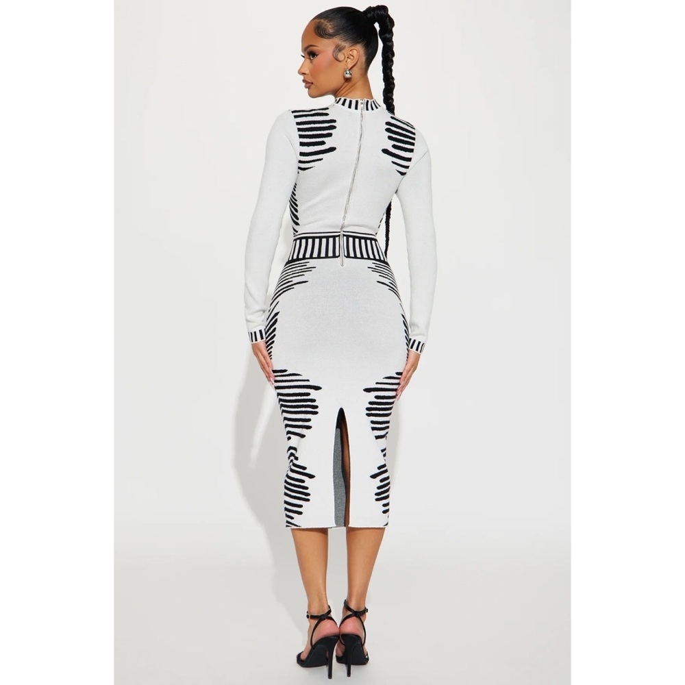 Creative Art Sweater Midi Dress - Size Medium - Picture 4 of 11